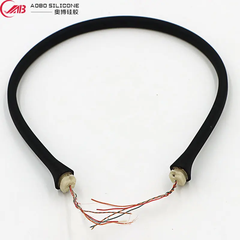 In che modo un cavo sovrastampato in silicone indossato sul collo migliora le prestazioni del dispositivo indossabile e il comfort dell'utente?