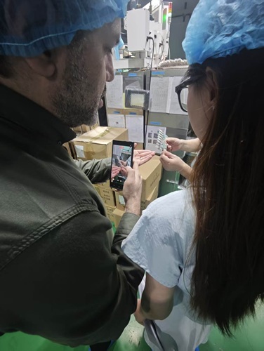 Un cliente iraniano visita la fabbrica di silicone di Aobo per un audit in loco e un esame approfondito della personalizzazione dei prodotti in silicone e delle capacità di produzione